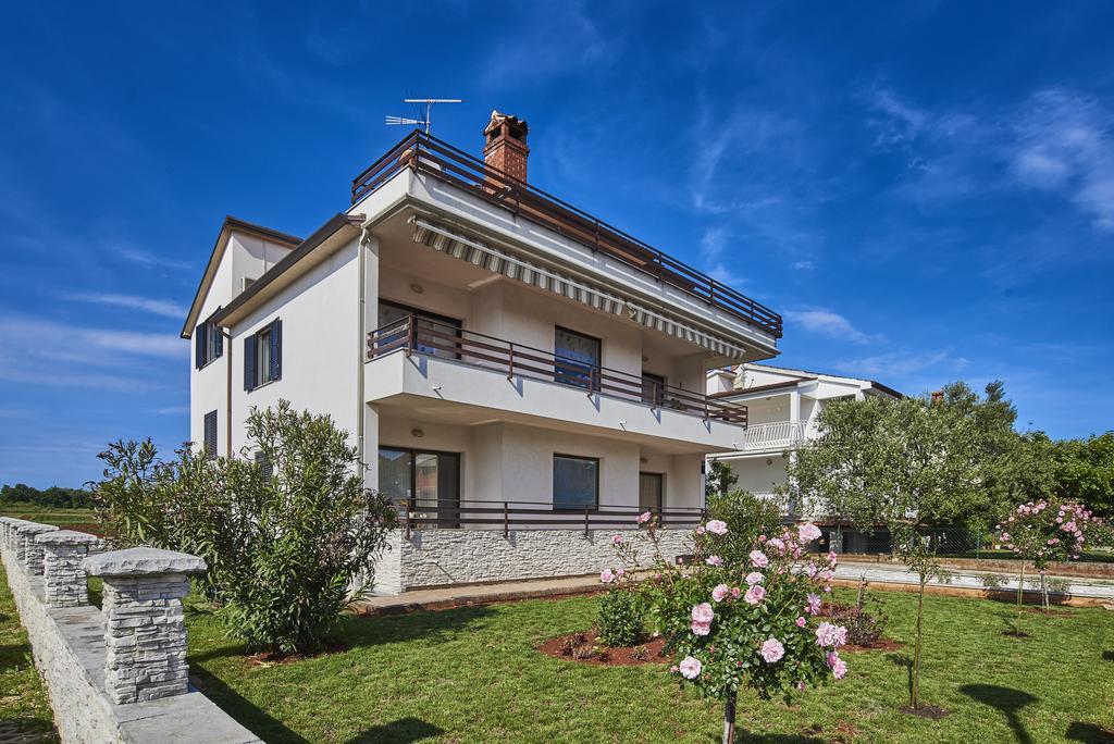 Ferienwohnung Lovely Roses Umag Exterior foto